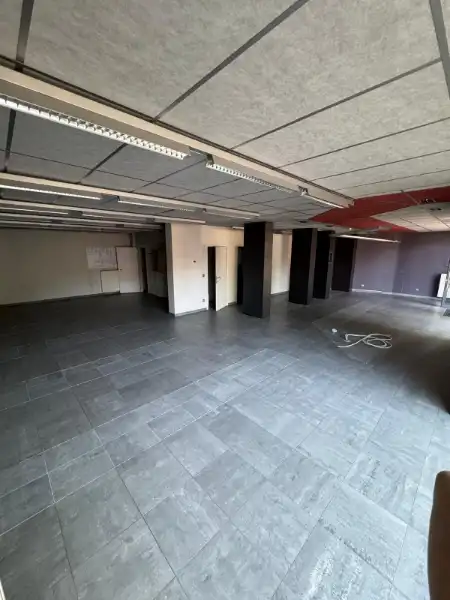 Handelspand van 122 m² in Genk-centrum, tegenover Shopping 1 foto 4