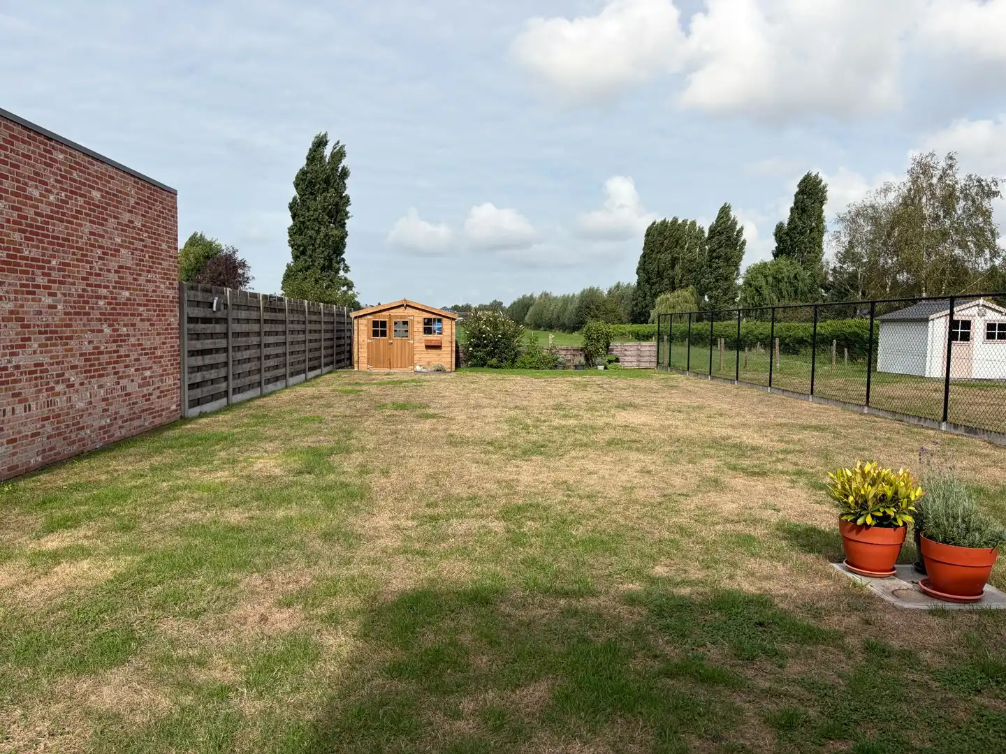 Halfopen woning met 3 slaapkamers, garage en grote tuin. foto 12