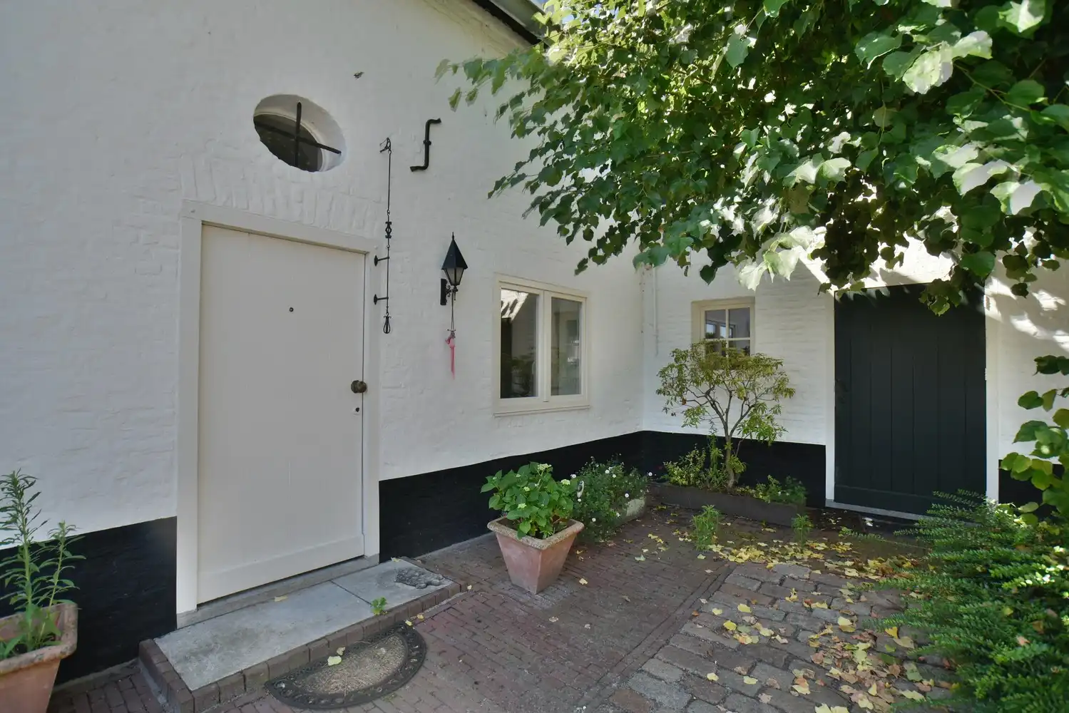 Karaktervolle hoeve met schuur, binnenkoer en prachtige tuin vlakbij Maastricht foto 4