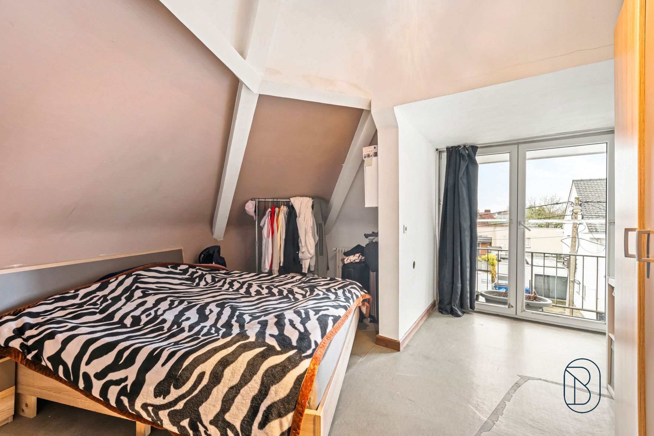 Topgelegen opbrengsteigendom: 3 appartementen en 3 garages foto 9
