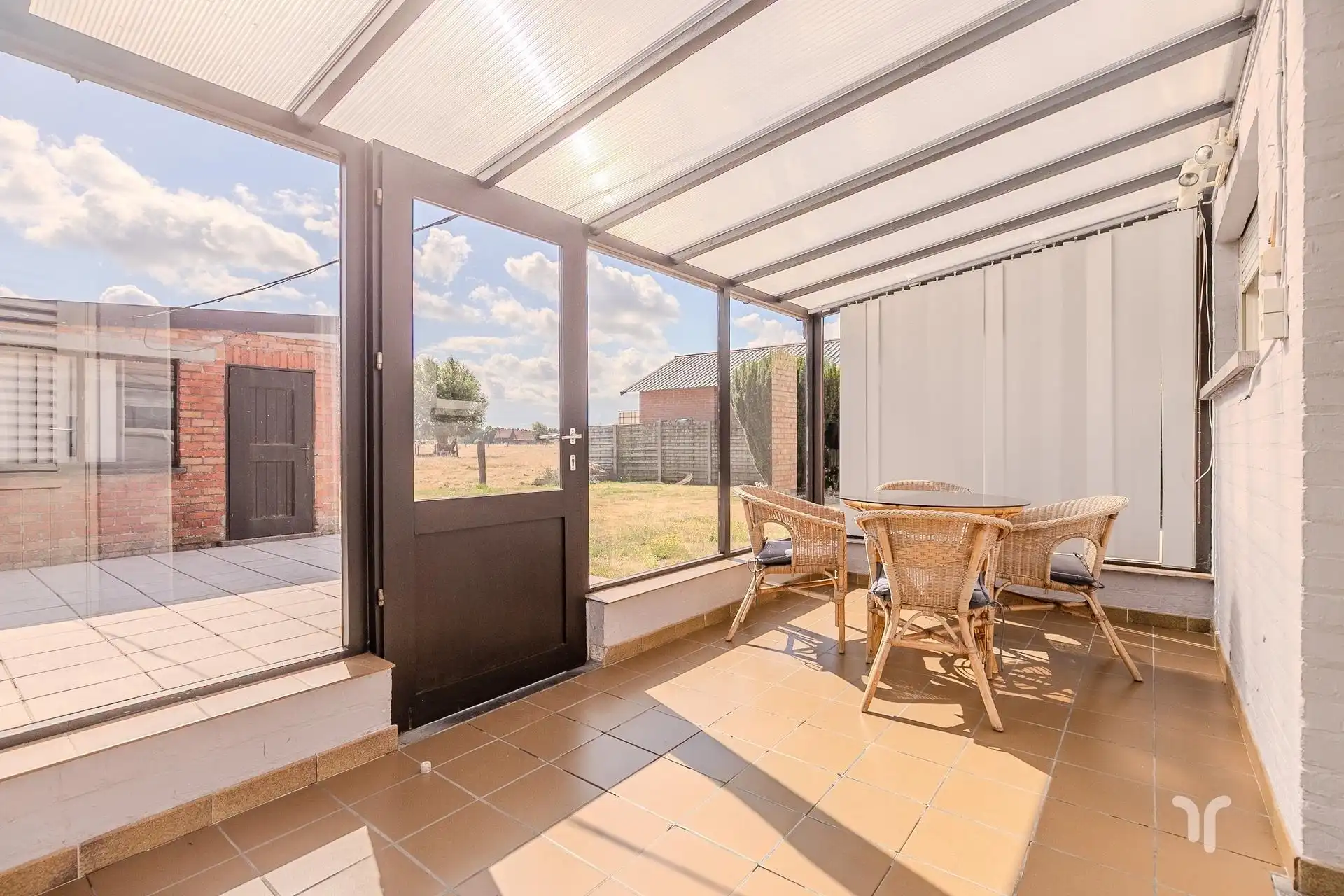 Verzorgde, karaktervolle open bebouwing met 4 slaapkamers met prachtig open zicht. foto 6