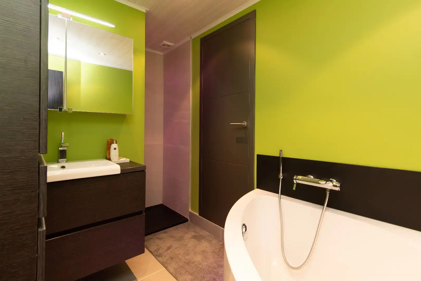 Modern 2 slaapkamer appartement met zeezicht aan de kust foto 16