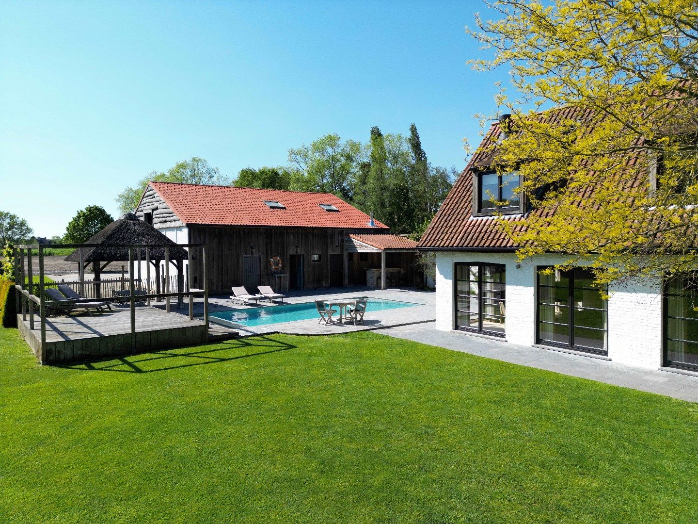 Subliem villa-landhuis met meerdere polyvalente bijhuizen, zwembad en open zichten. foto 2