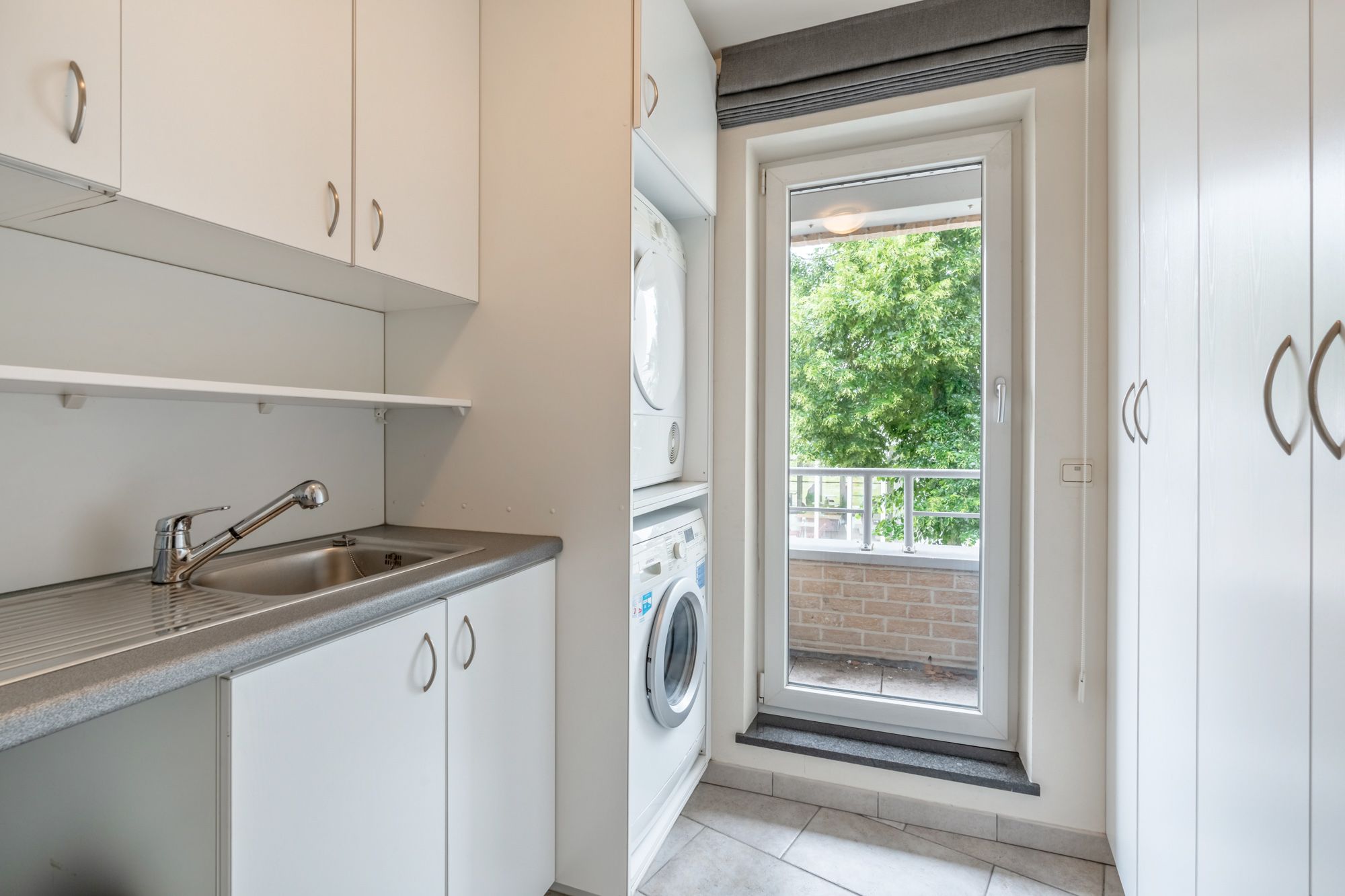 Perfect onderhouden en instapklaar triplex appartement met privatieve inkomhal, aangename woonkamer, praktische keuken, 2 ruime slaapkamers en fijn zonneterras! Het appartement is rustig gelegen vlak aan het centrum van Peer. foto 21