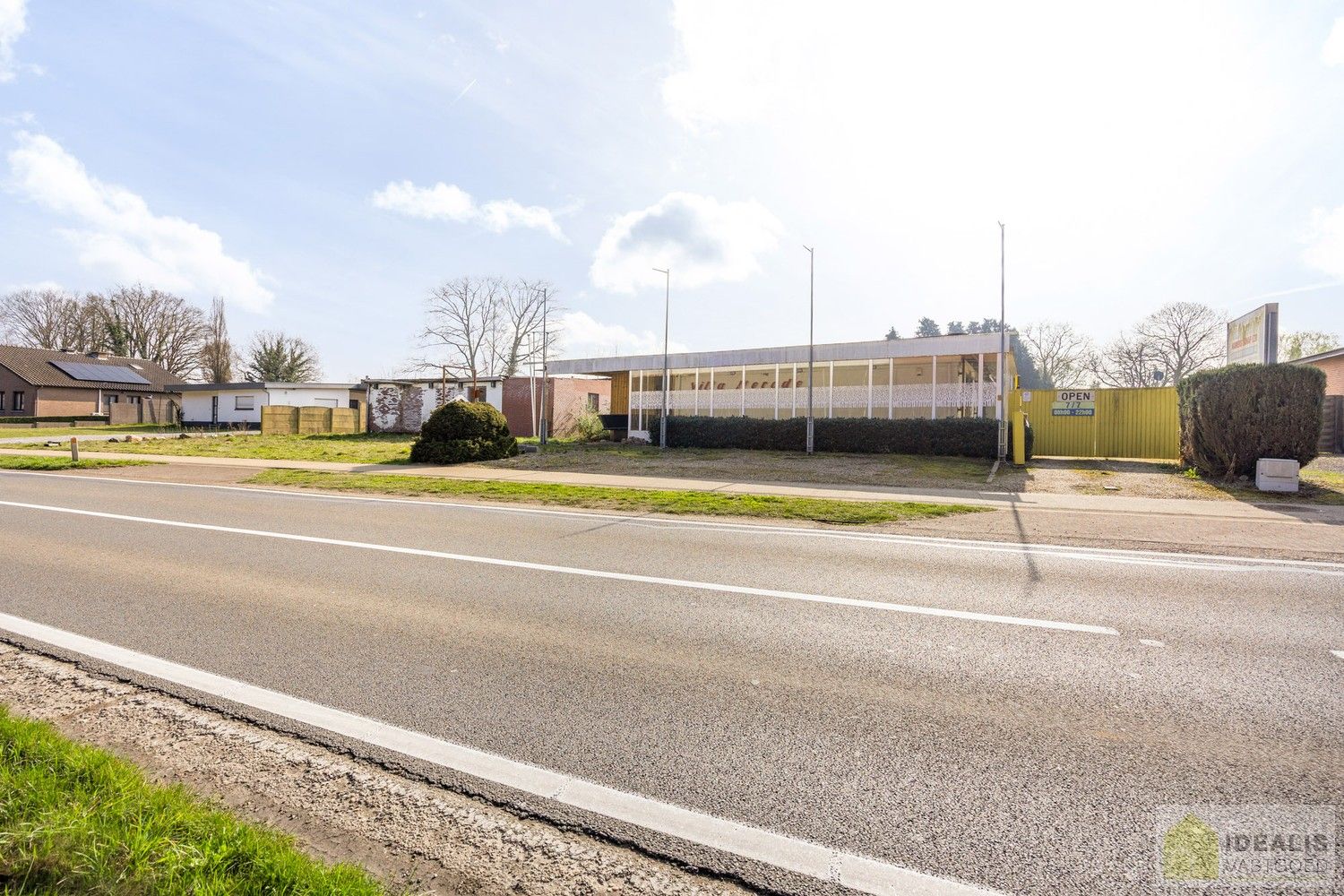 IDEALIS VASTGOED - TE RENOVEREN/AF TE BREKEN HANDELSPAND GELEGEN OP EEN RUIM PERCEEL VAN 12A 23CA! Dit te renoveren/af te breken handelspand omvat maar liefst +-350m² netto oppervlakte op een perceel van 12a23ca. Een unieke kans voor kandidaten op zoek naar een renovatieproject/grond op een hele fijne locatie dicht bij de centra van Oudsbergen, Bree en Peer! foto 5