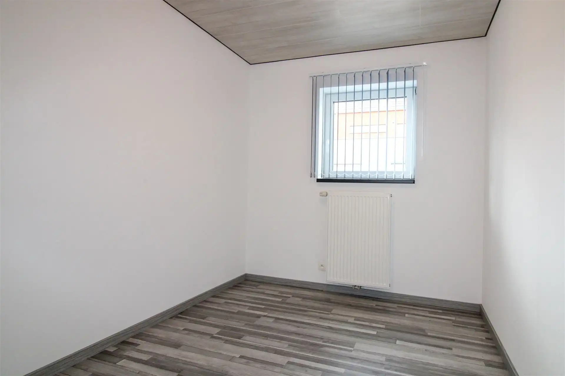 Instapklare gezinswoning met apart bijgebouw met eigen voorzieningen, 4 slaapkamers en inpandige garage op ruim perceel in hartje Maasmechelen! foto 24