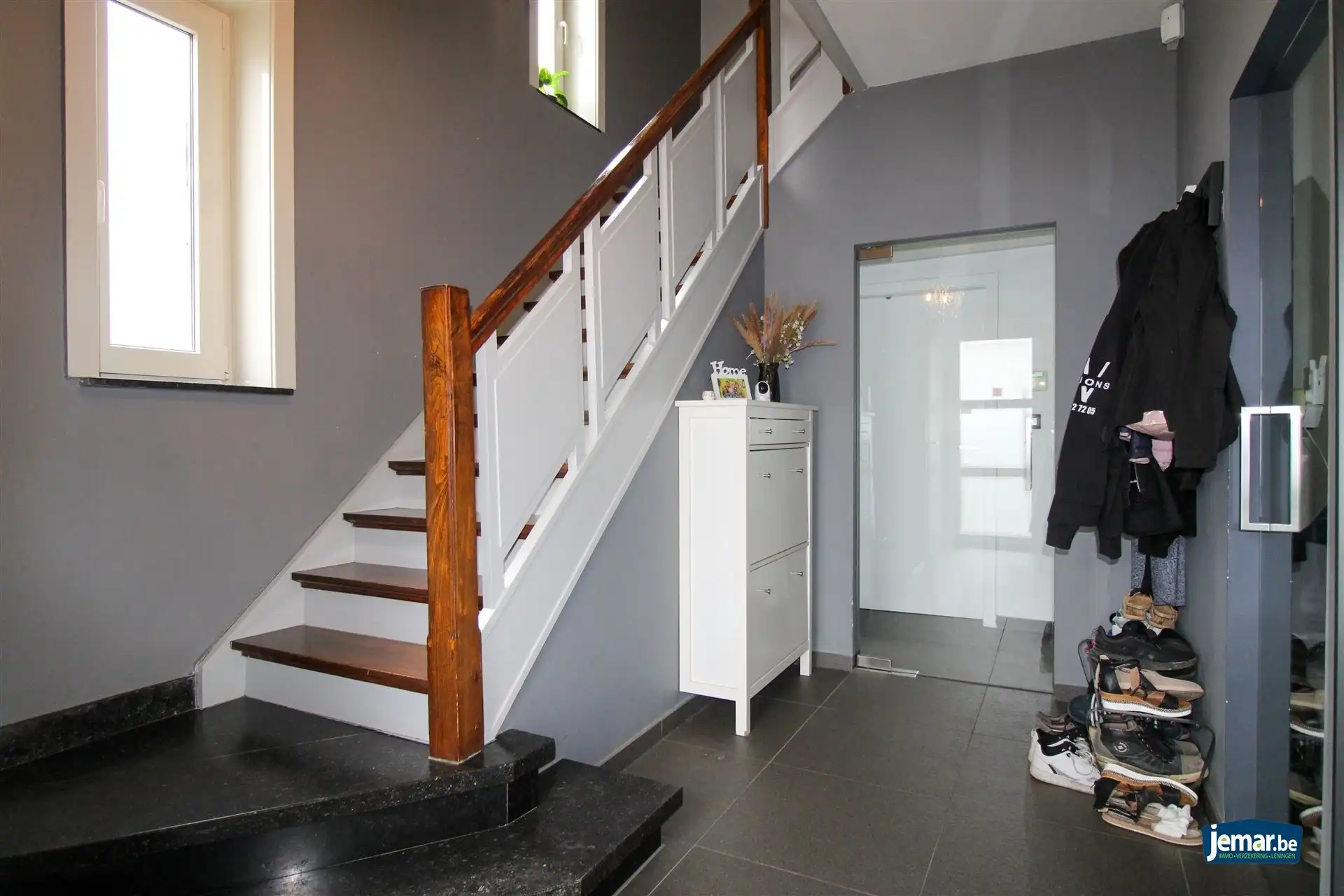 Instapklare en energiezuinige gezinswoning met 5 slaapkamers, zwembad en topligging in Rekem – comfort en ruimte verzekerd! foto 2