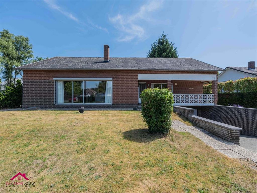 Vrijstaande, gelijkvloerse gezinswoning met inpandige garage foto 2