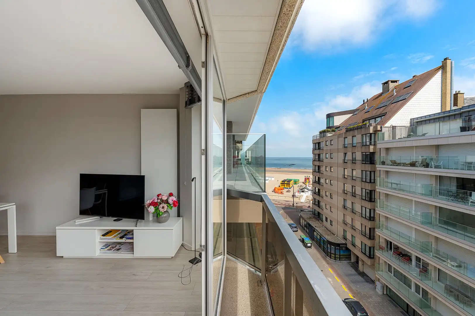 Appartement met twee slaapkamers en prachtig zijdelings zeezicht. foto {{pictureIndex}}