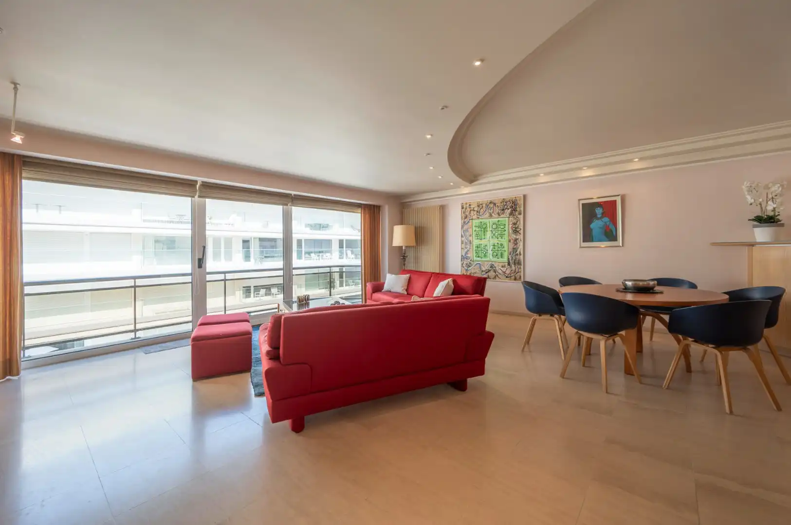 Ruim en breed appartement met goed zijdelings zeezicht foto 6
