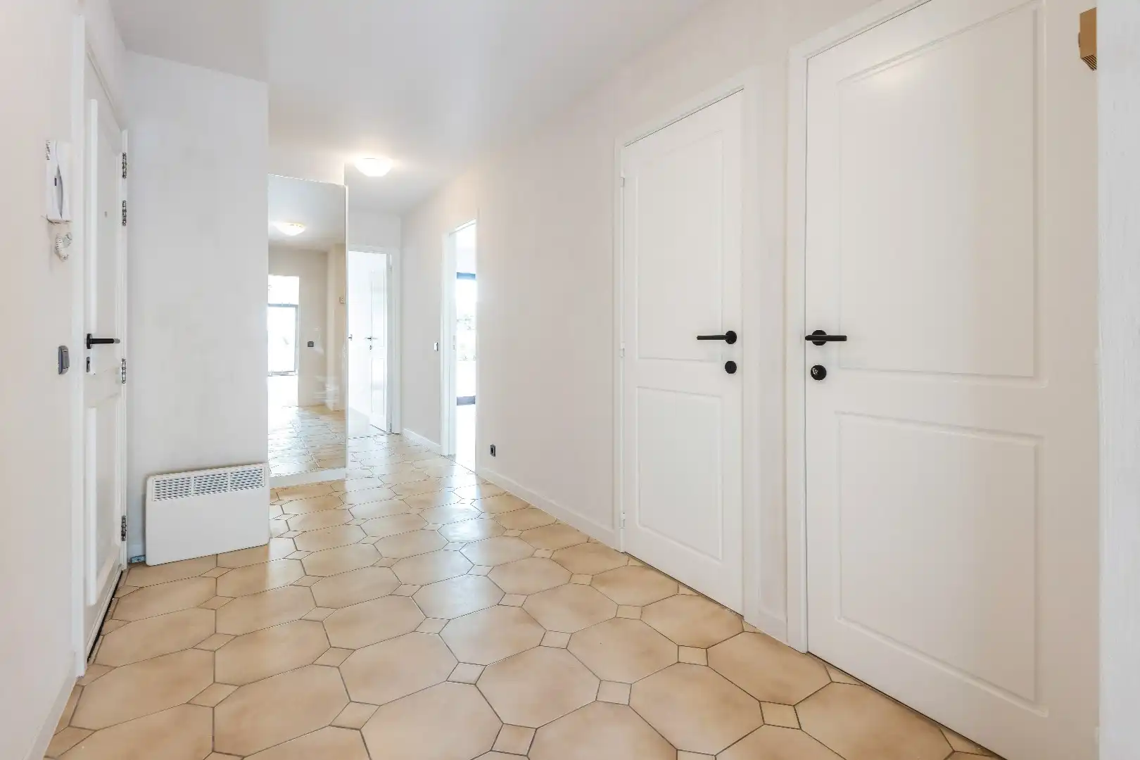 Mooi ongemeubeld hoekappartement met veel licht en mooie terrassen vlakbij het Albertplein in het Zoute.  foto 13