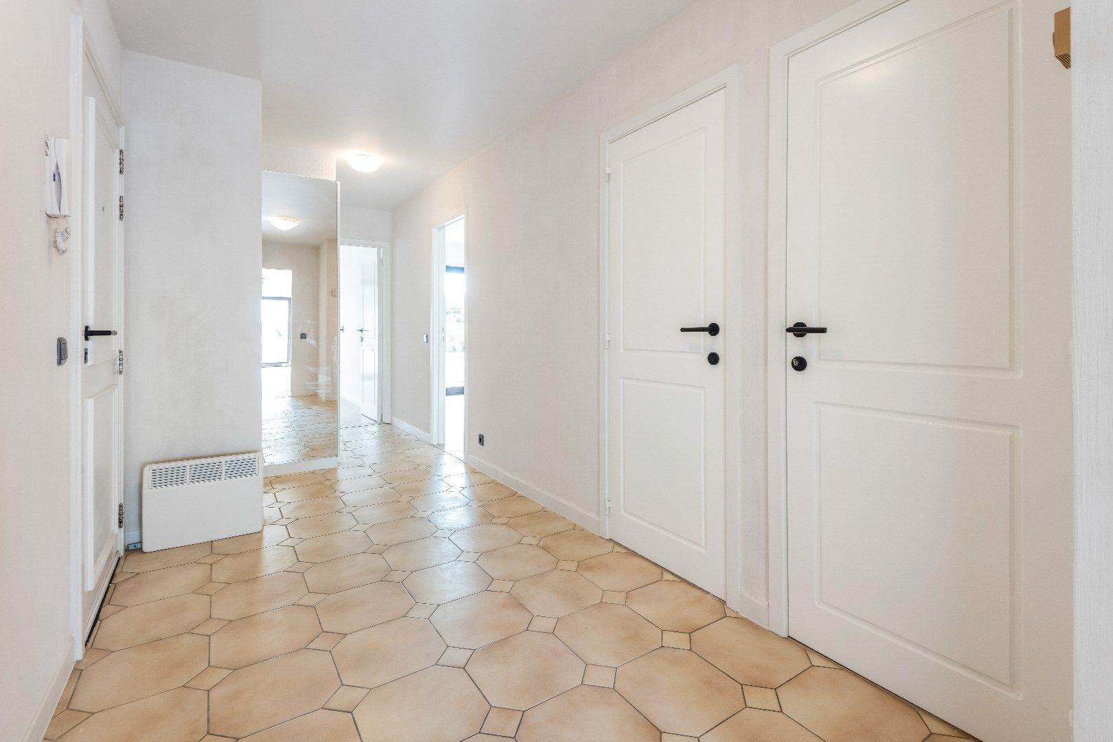 Mooi ongemeubeld hoekappartement met veel licht en mooie terrassen vlakbij het Albertplein in het Zoute.  foto 13