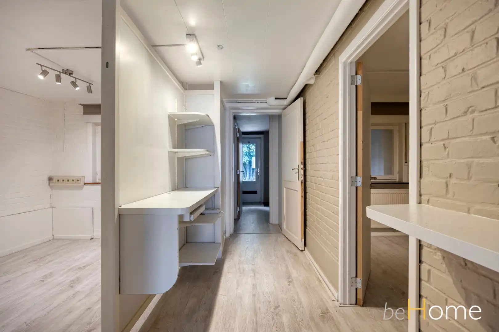 TE KOOP - Ruime 2-gevelwoning met praktijkruimte en uitzonderlijk potentieel in het hart van Merchtem foto 5