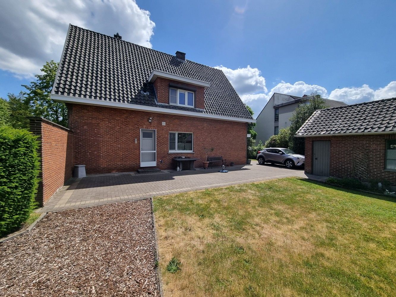 Zeer ruime, instapklare woning met 4 slpks op een prachtig perceel van 16a33ca foto 2