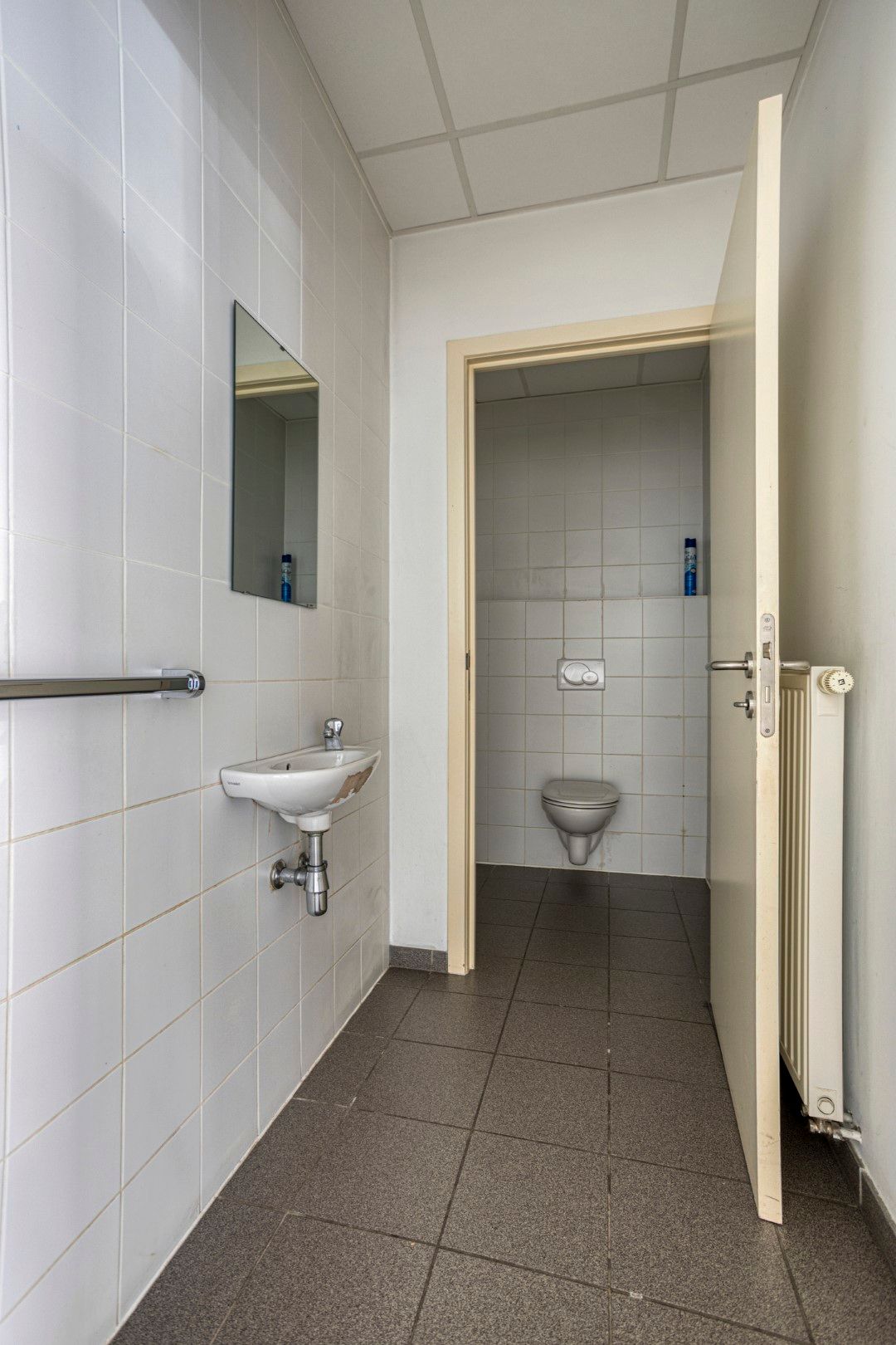 Ruime kantoor- of winkelruimte met opslagmogelijkheden foto 8