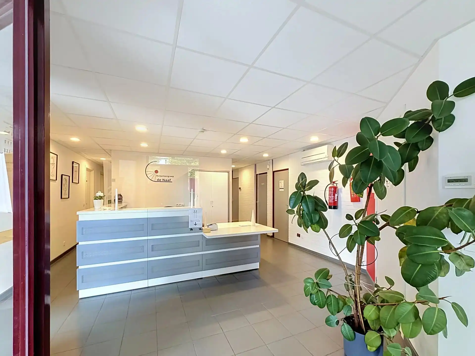 Ruime handels- en praktijkruimte van 170 m² te huur in Mol foto 5