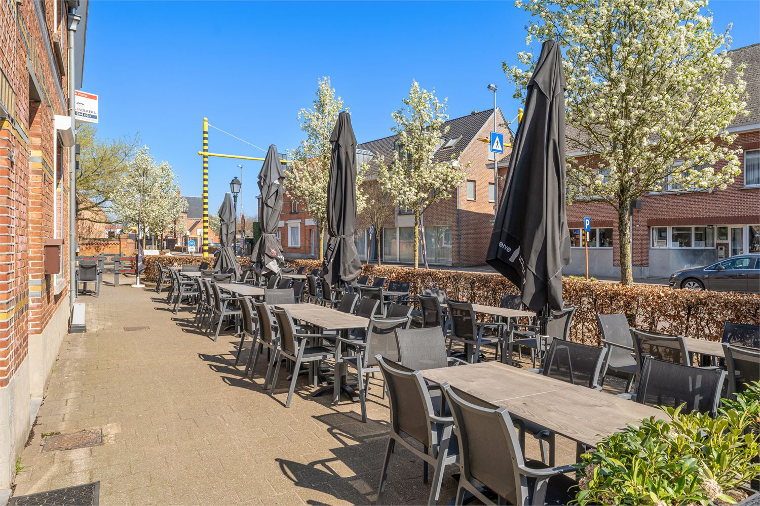 Instapklaar handelspand met woonst op toplocatie – horeca-inboedel inbegrepen! foto 3