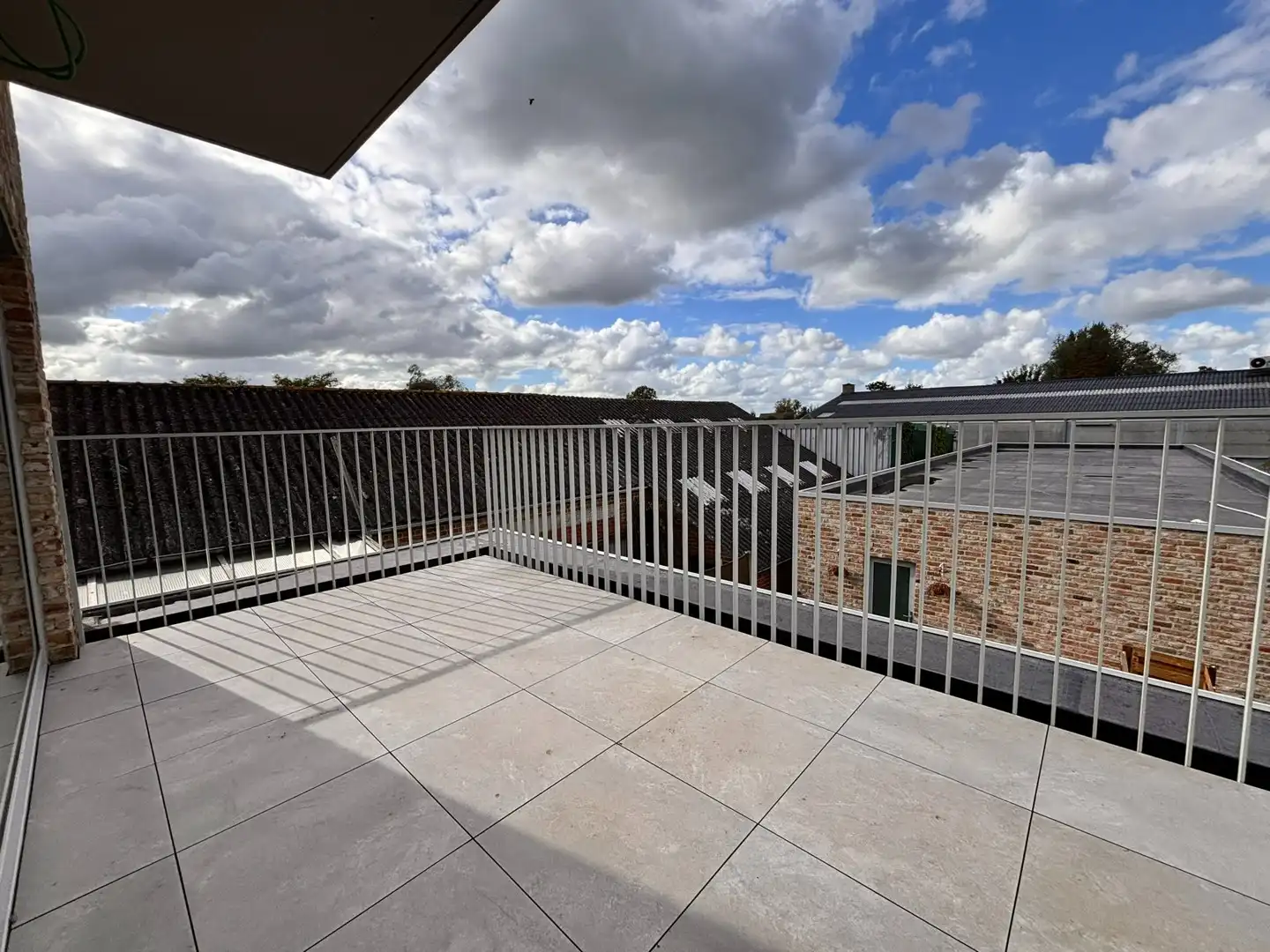 Ruim tweeslaapkamerappartement met terras en garage foto 8
