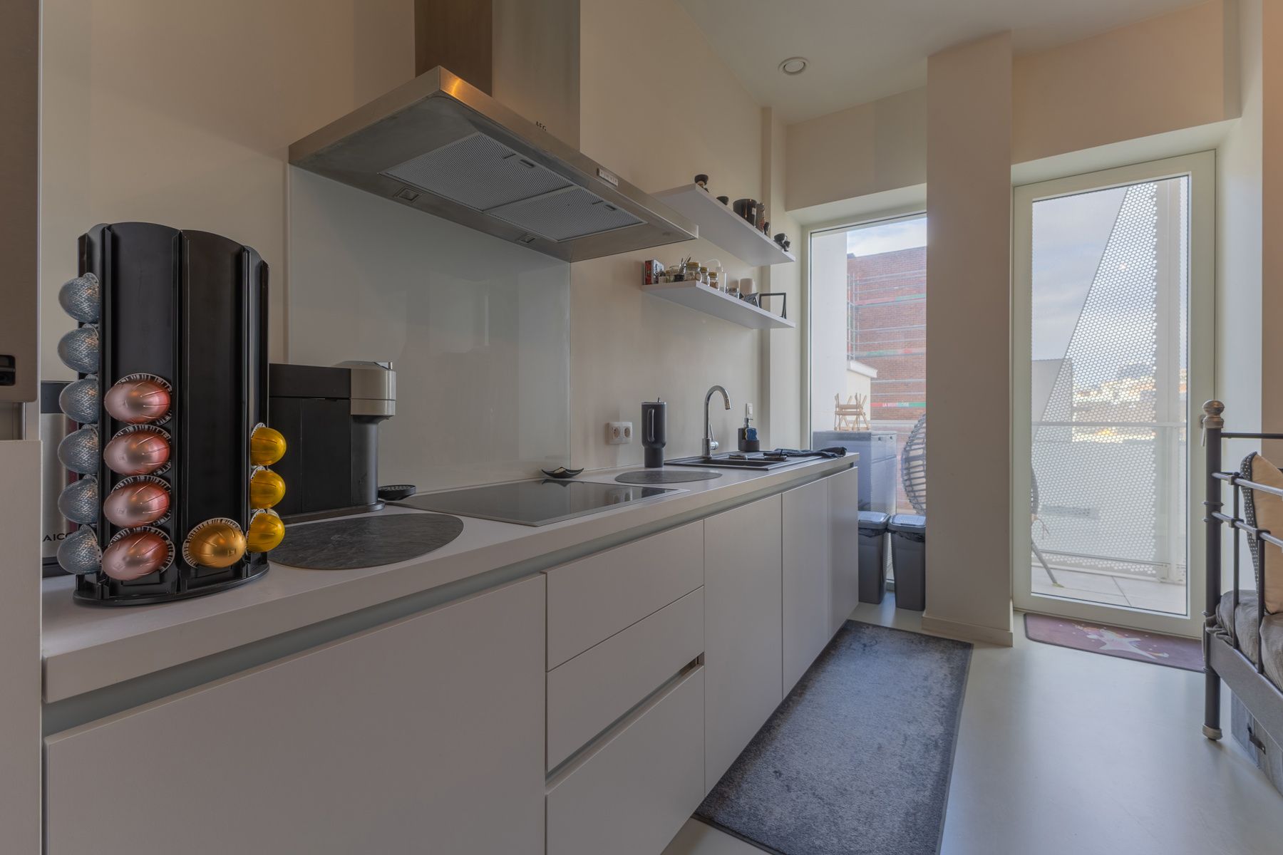 Recente studio met leuk terras en kelder foto 4