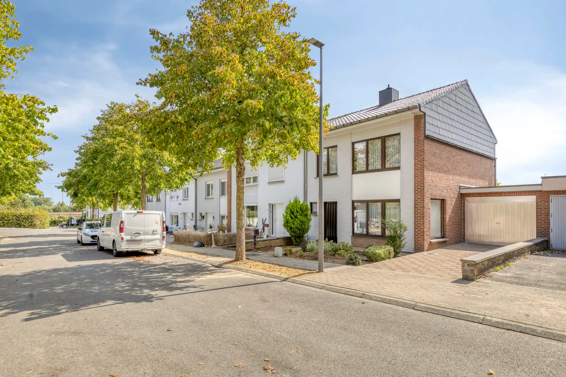 COMFORTABELE WONING MET TUIN, GARAGE EN 2 STAANPLAATSEN IN HET CENTRUM VAN ASSE! foto 2