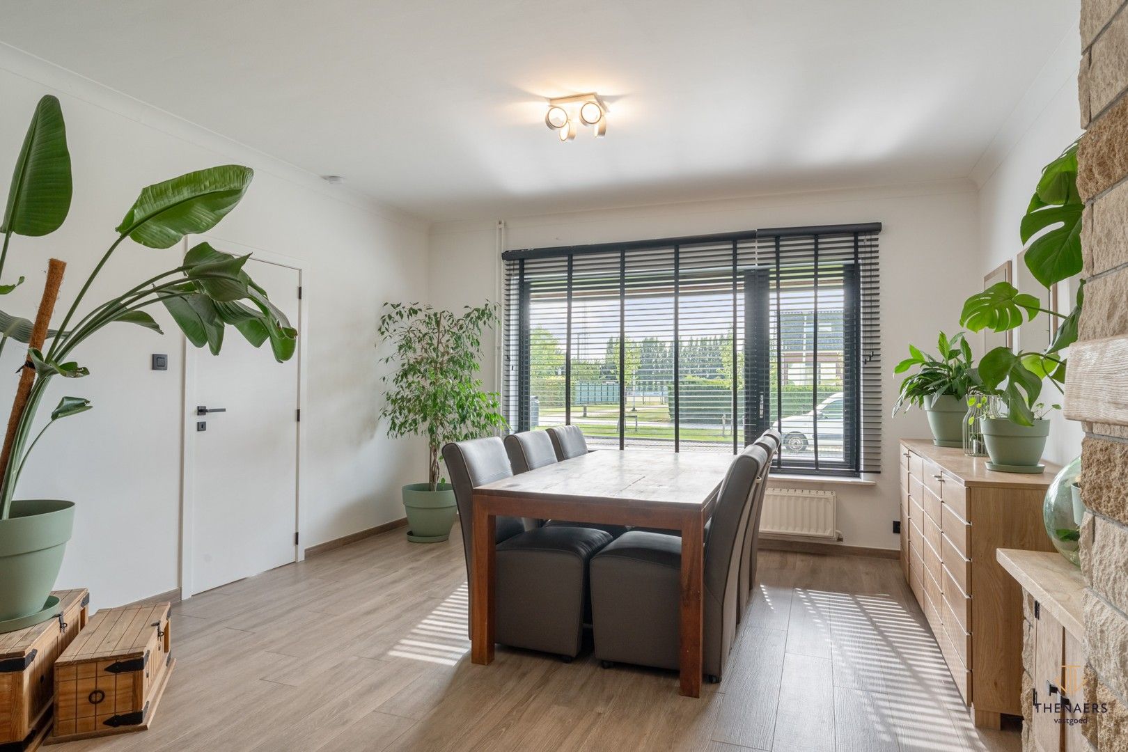 INSTAPKLARE WONING MET 3 SLAAPKAMERS, TUIN EN CARPORT. foto 8