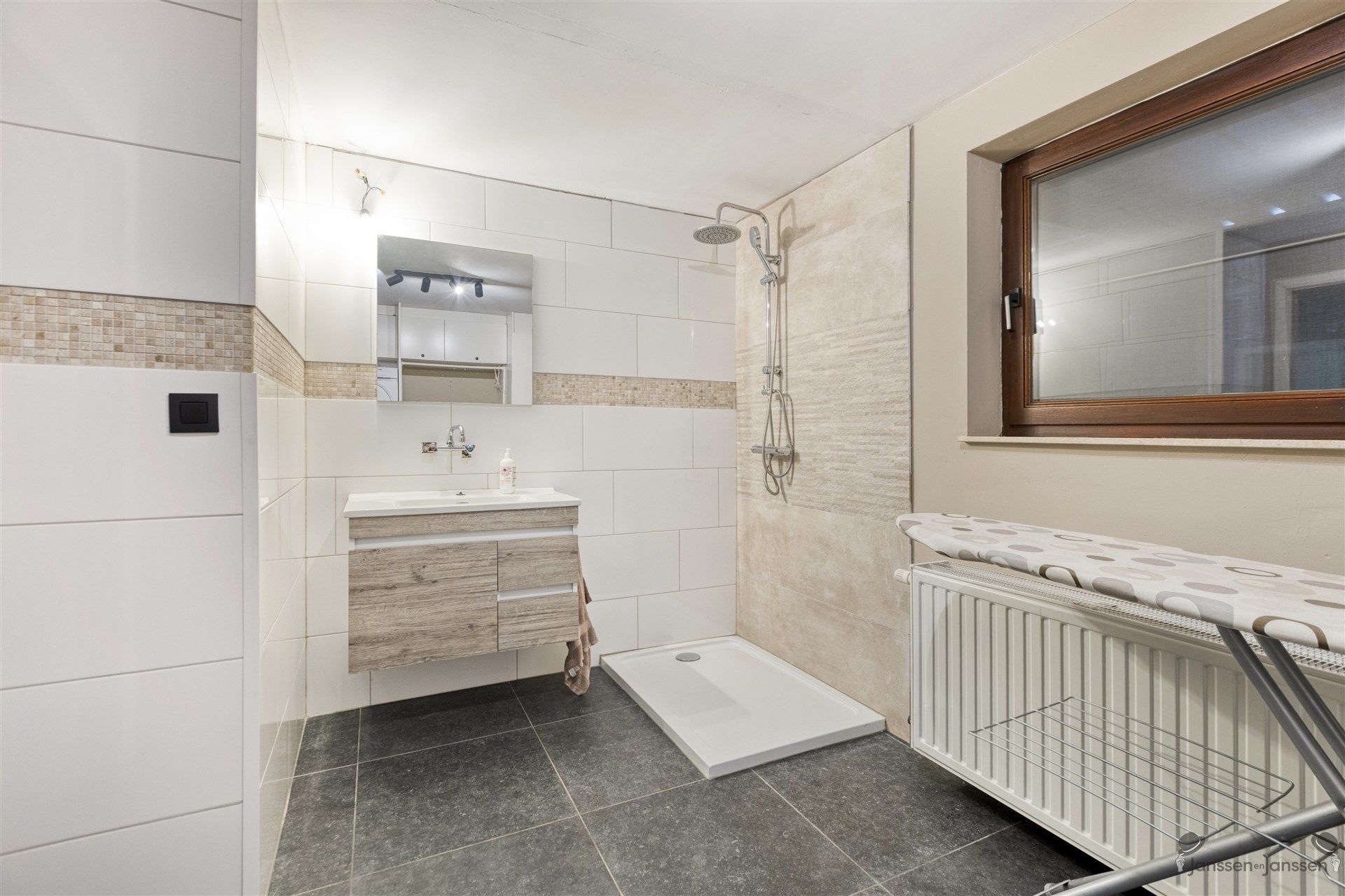 Instapklare recent vernieuwde gezinswoning foto 19