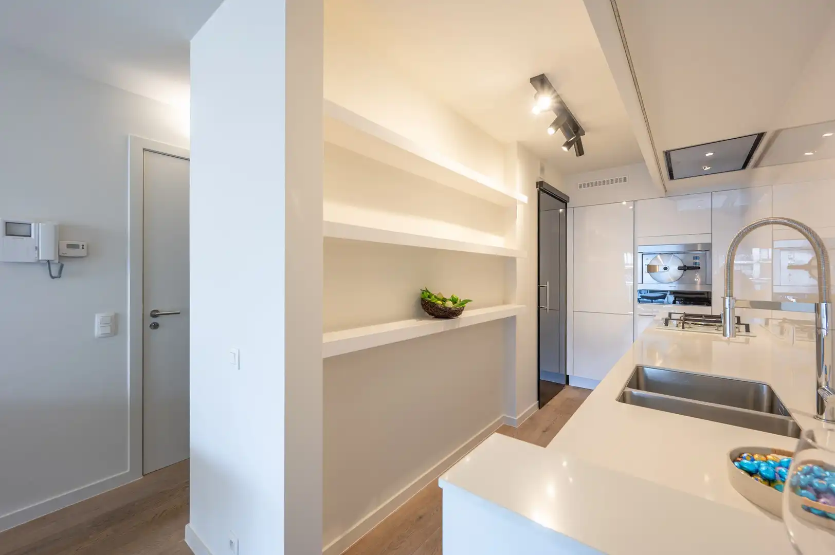 Lichtrijk 2-slaapkamer appartement met open zicht over het Abraham Hansplein. foto 14