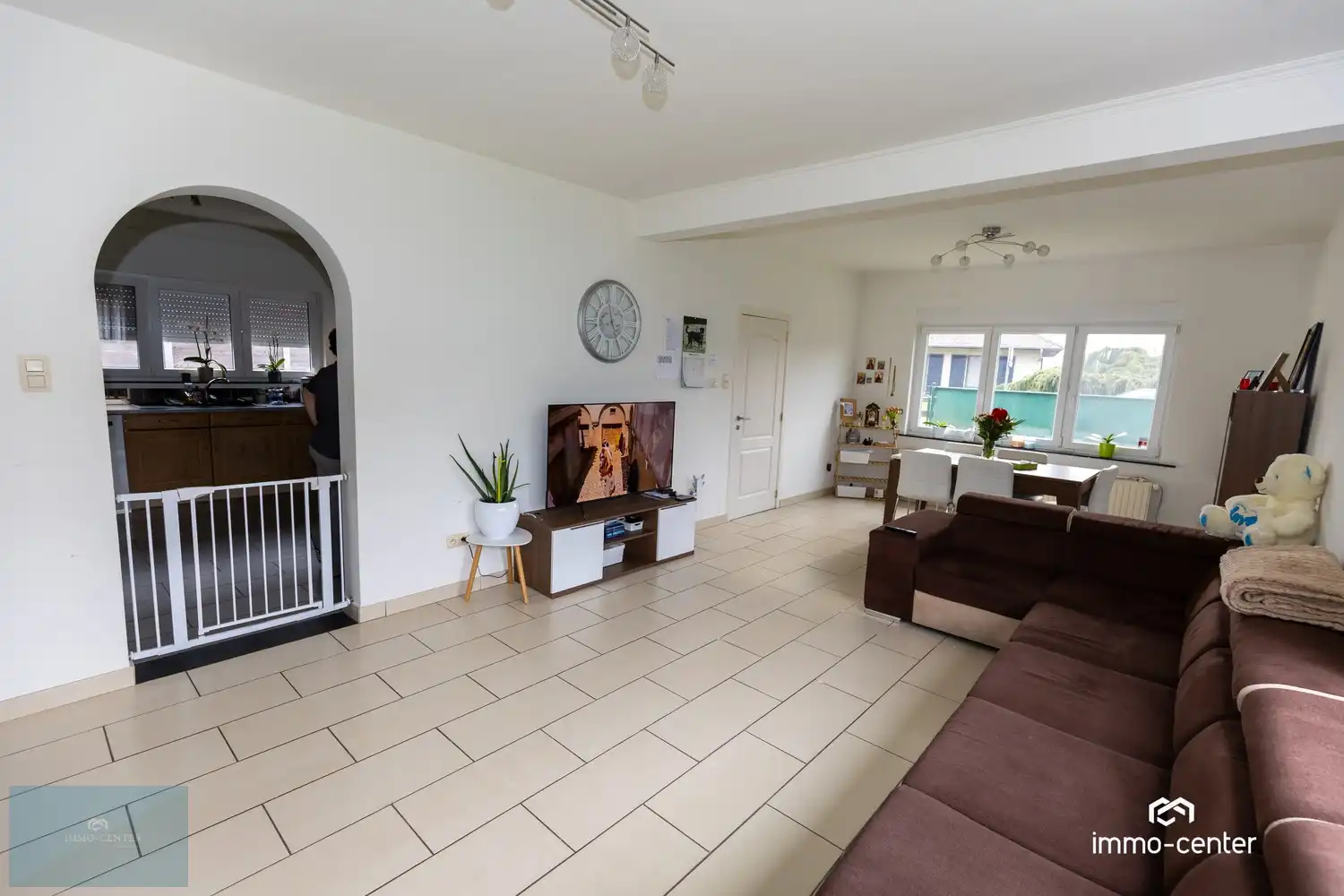 Ruime open bebouwing met westgerichte tuin in Genk foto 9