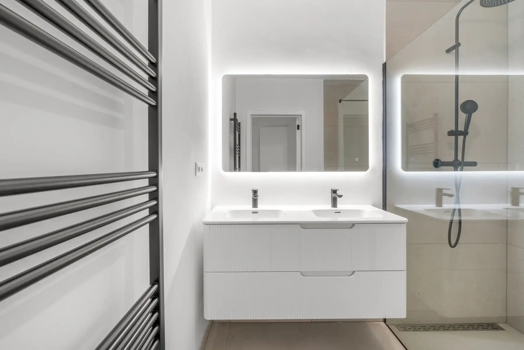 Gerenoveerd 2 slaapkamerappartement met garage foto 8