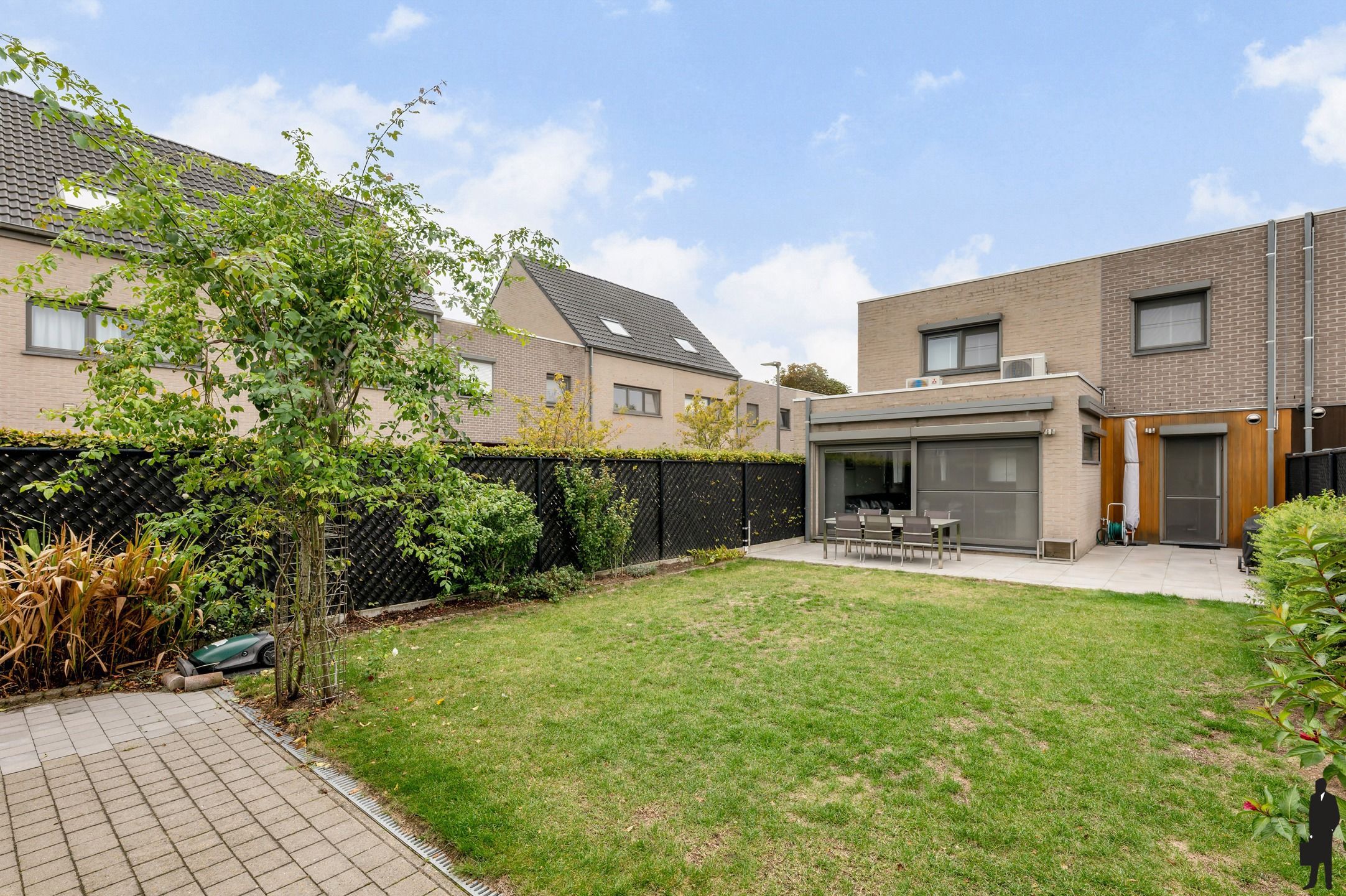 Ruime halfopen bebouwing met tuin, terras en duurzame voorzieningen in Burcht foto 10