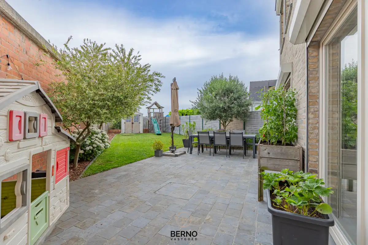 Recente en ruime gezinswoning met zonnige tuin foto 20