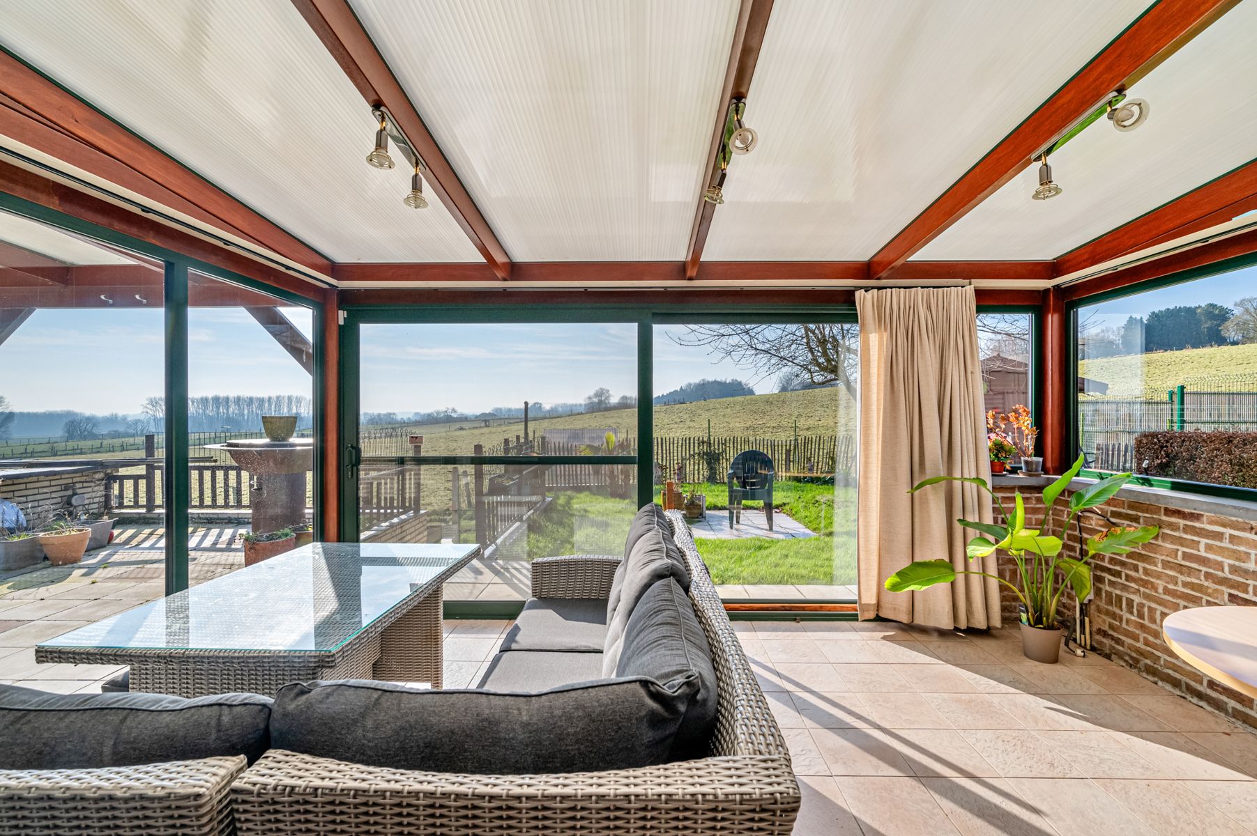 Ruime open bebouwing met zonnepanelen in residentiële wijk foto 17