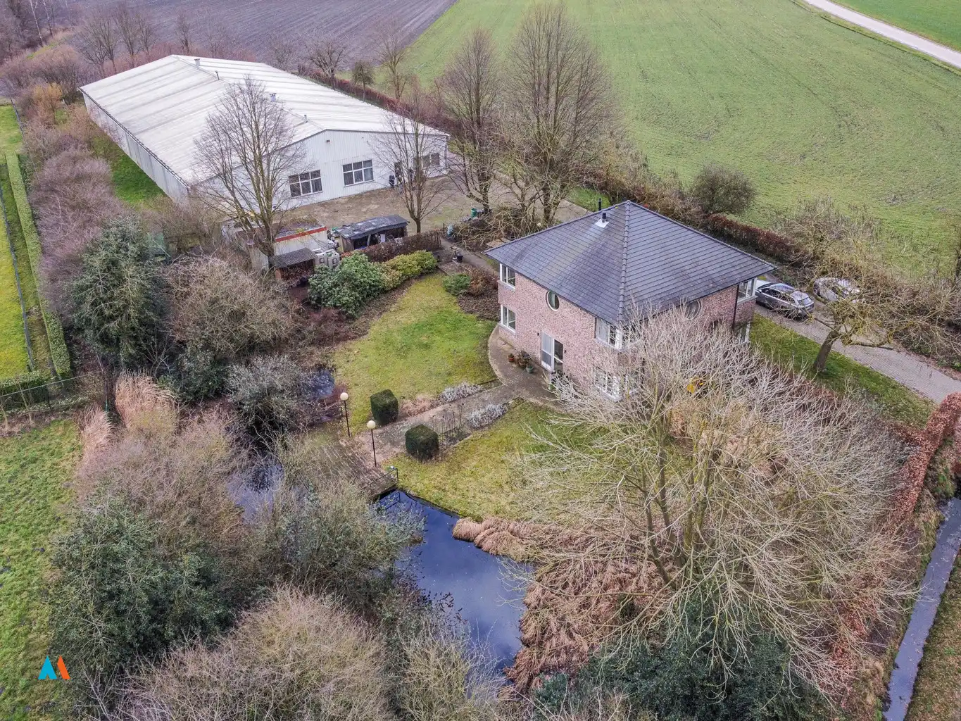 Unieke landbouwlocatie met bedrijfswoning en loods foto {{pictureIndex}}