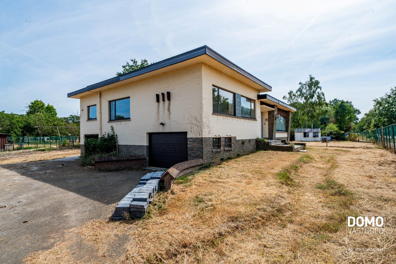 Open bebouwing met verkaveling mogelijkheden. Optioneel naastliggend perceel hooiland van 60a10ca bij aan te kopen.