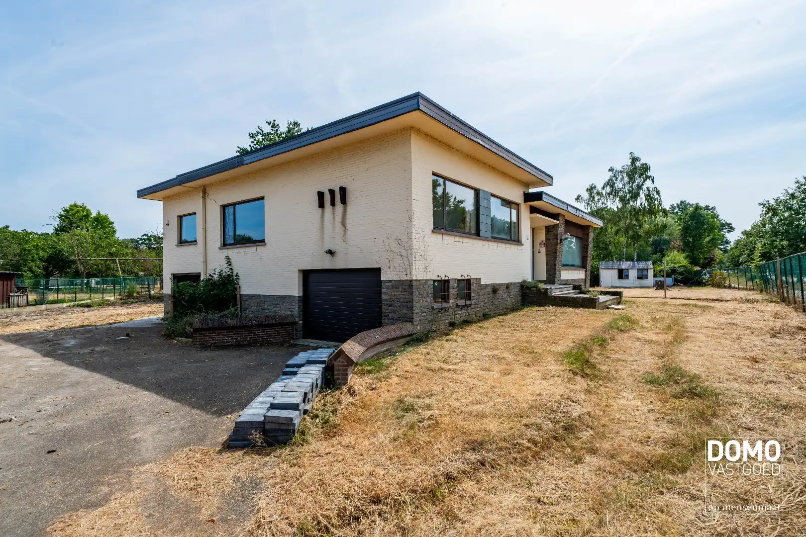 Hoofdfoto van de publicatie: Open bebouwing met verkaveling mogelijkheden. Optioneel naastliggend perceel hooiland van 60a10ca bij aan te kopen.