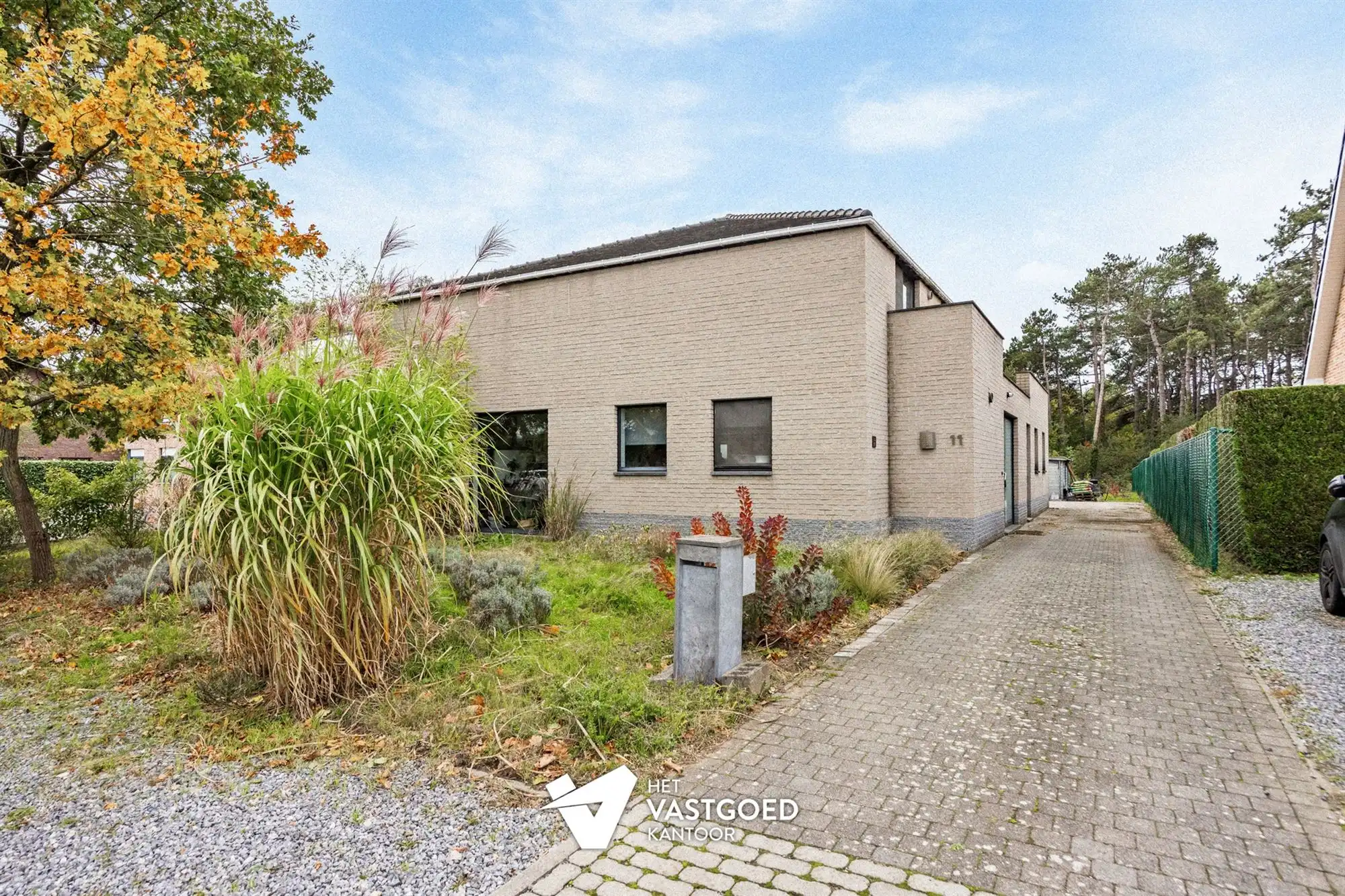 RUIME WONING MET COMMERCIELE OF MULTIFUNCTIONELE RUIMTE OP RUIM PERCEEL IN EEN GROENE OMGEVING foto {{pictureIndex}}