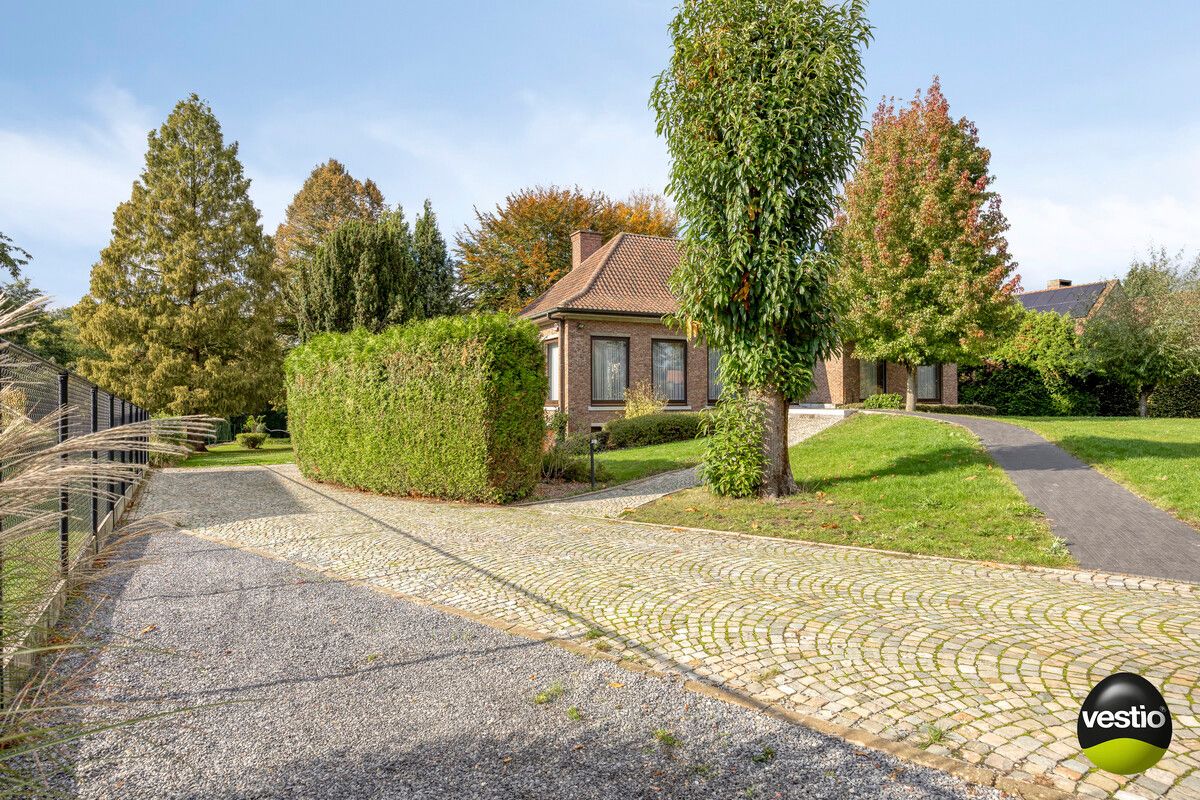 RUIME RESIDENTIEEL GELEGEN VILLA OP 46A89CA NABIJ CENTRUM BILZEN. foto 2