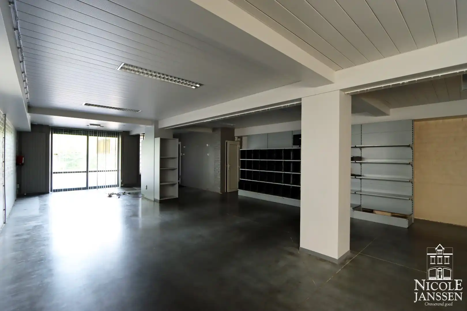 Grote loods en handelspand met bovengelegen woonst net buiten het centrum van Maaseik foto 10