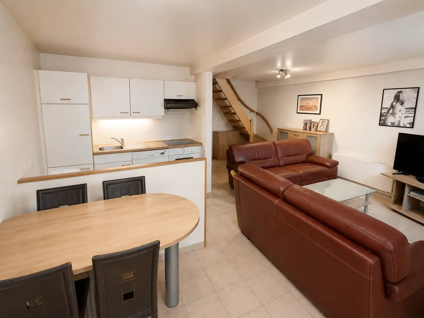 Aangenaam duplex-appartement in Bredene – licht op te frissen naar eigen smaak. foto 2