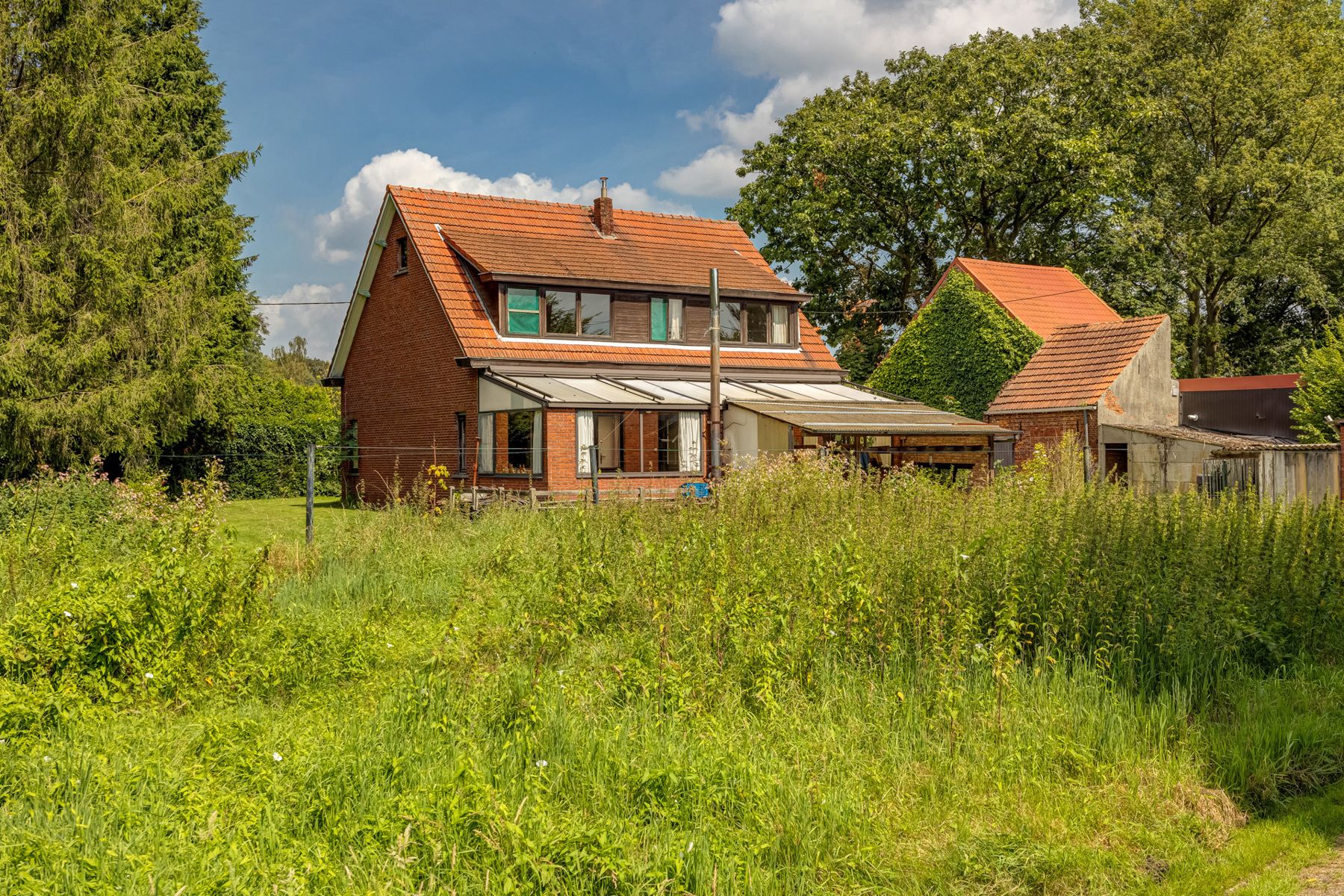 Ruime gezinswoning met vijverpartij op perceel van ca 12.501 m². foto 10