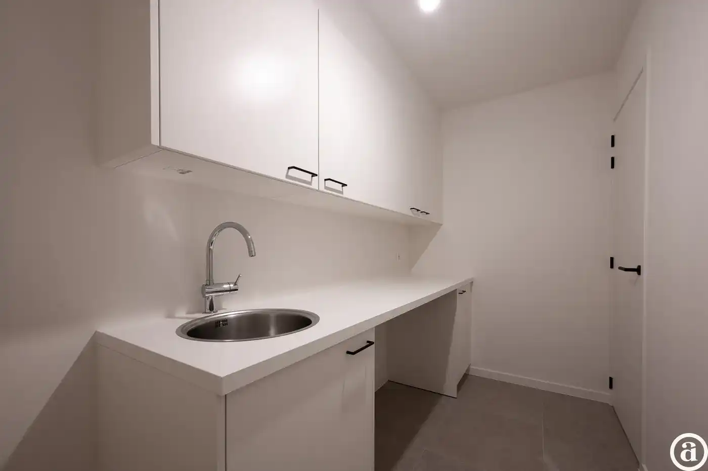 Prachtige nieuwbouw villa met 5 slaapkamers gelegen in een rustige residentiële omgeving.  foto 22