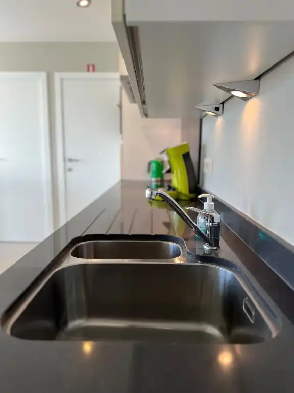 Luxueus appartement met breed terras en zijdelings zeezicht foto 8