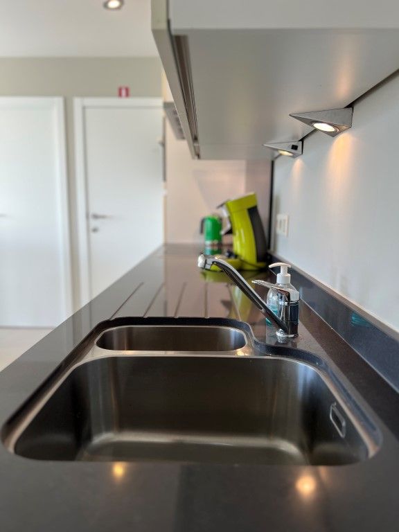 Luxueus appartement met breed terras en zijdelings zeezicht foto 9