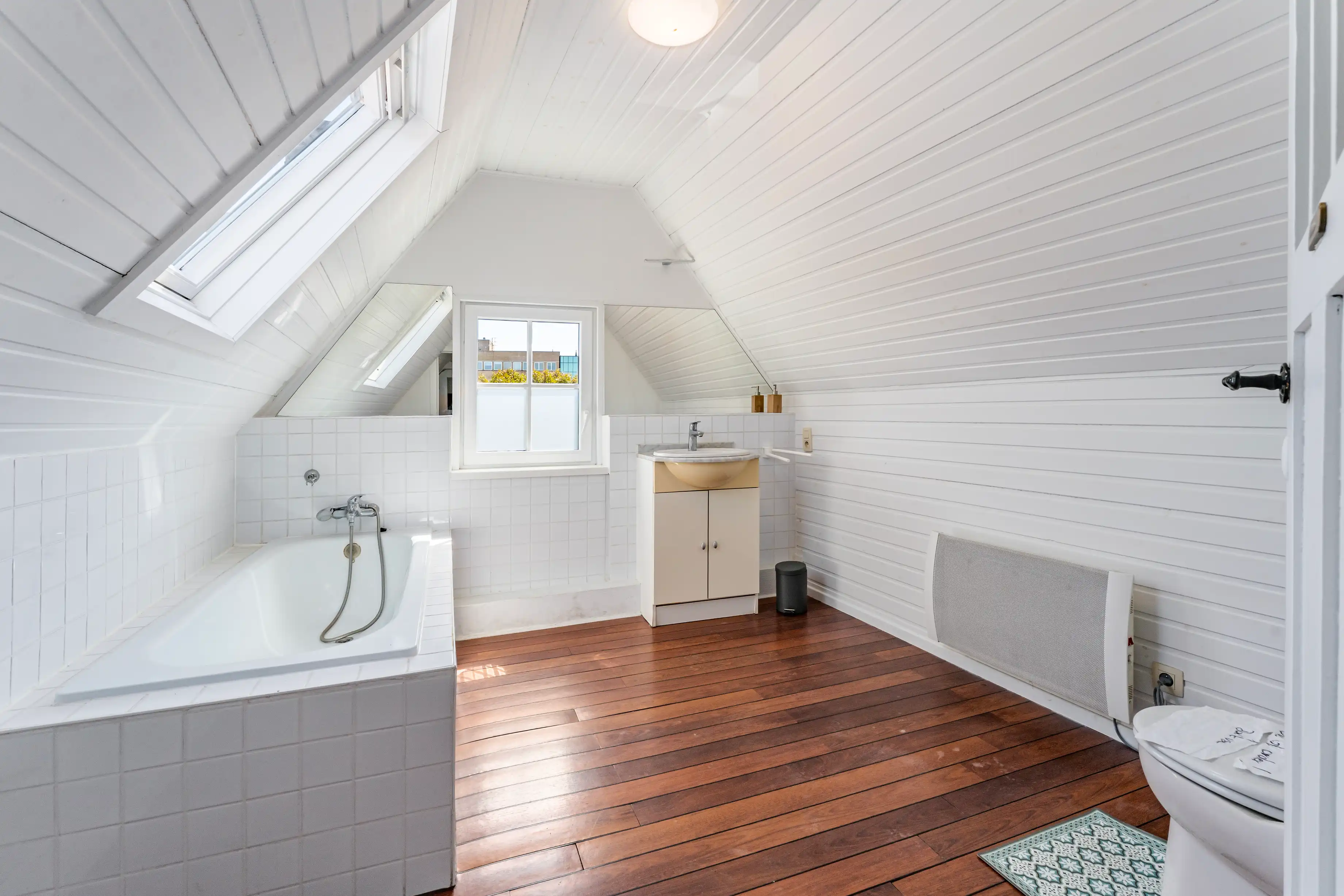 Unieke neogotische stadswoning met zicht op de Leie! foto 12