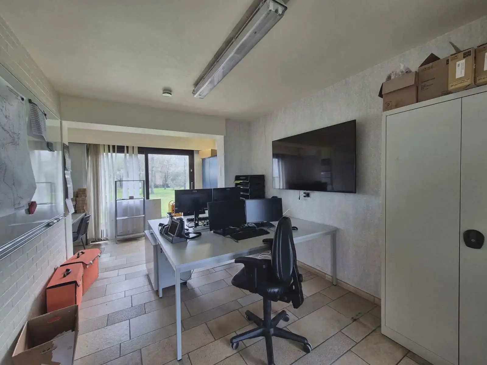 Kantoorgebouw met meerdere bureaus en extra opslagruimte foto 7
