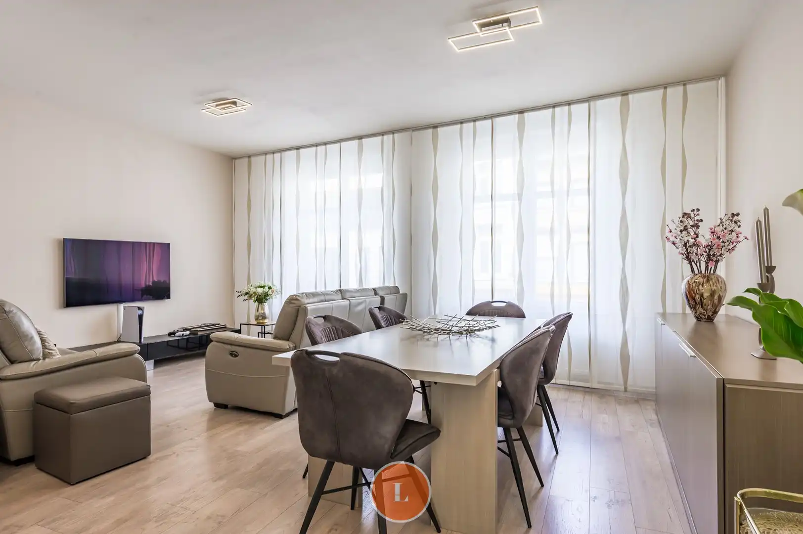 Huis met 3 slaapkamers te koop in centrum Menen foto {{pictureIndex}}