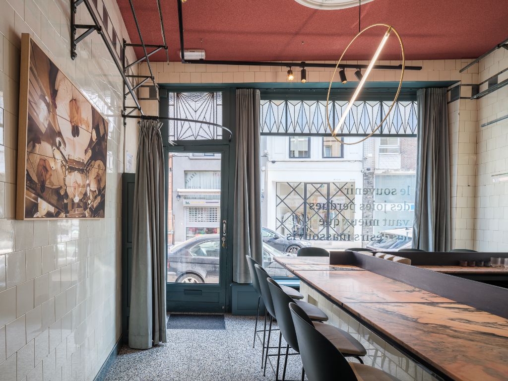 Karaktervol handelspand (restaurant + 2-slpk app) in het centrum van Gent foto {{pictureIndex}}