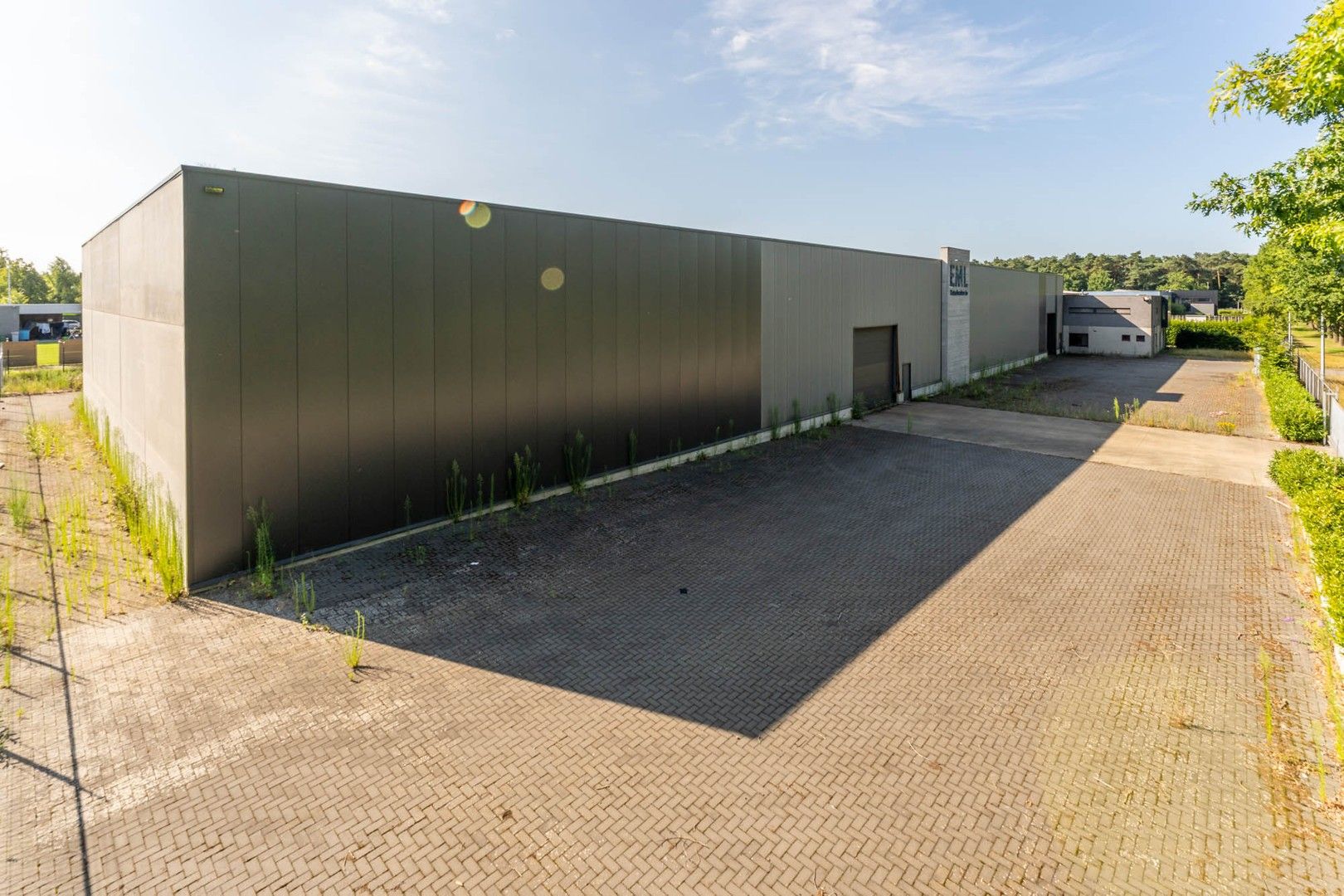 Bedrijfsgebouw met woonst te huur foto {{pictureIndex}}