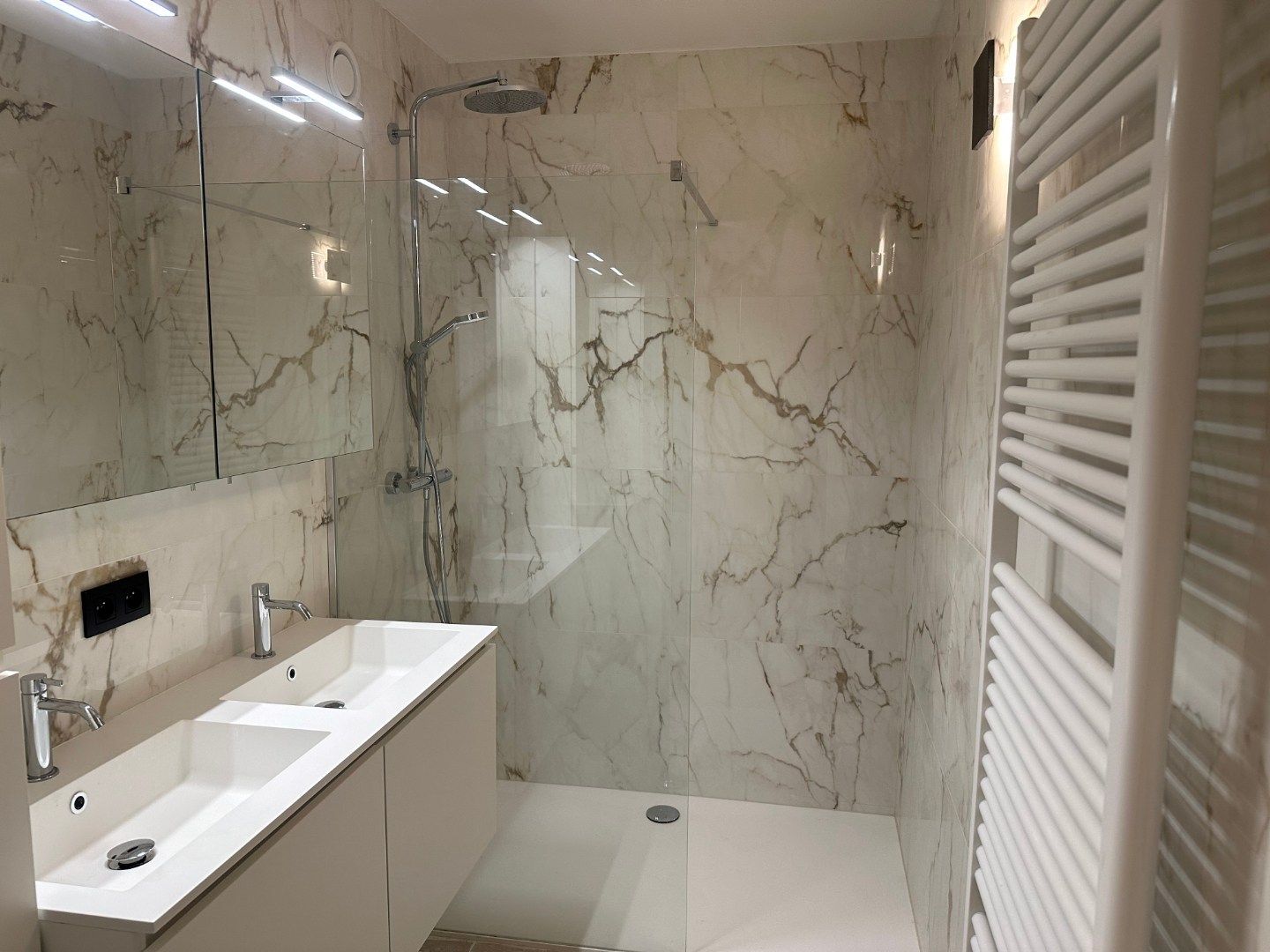 Exclusief luxe   3 slpk.  appartement met frontaal zeezicht en centraal op Zeedijk .    3  terrassen !  Direct aan het strand op topligging! foto 5