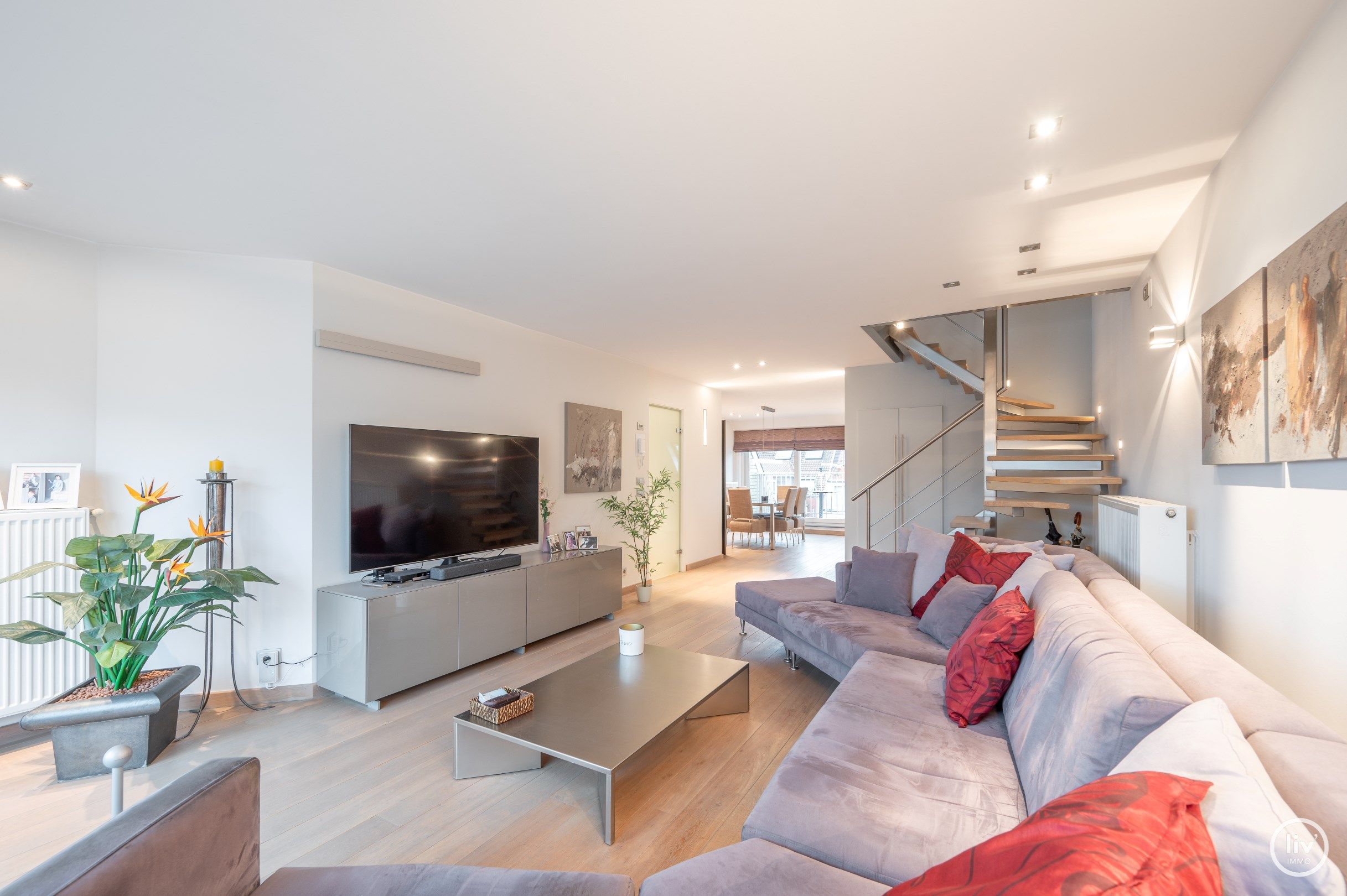 Aangenaam duplex appartement met ruime terrassen centraal gelegen op de Paul Parmentierlaan te Knokke. foto 3